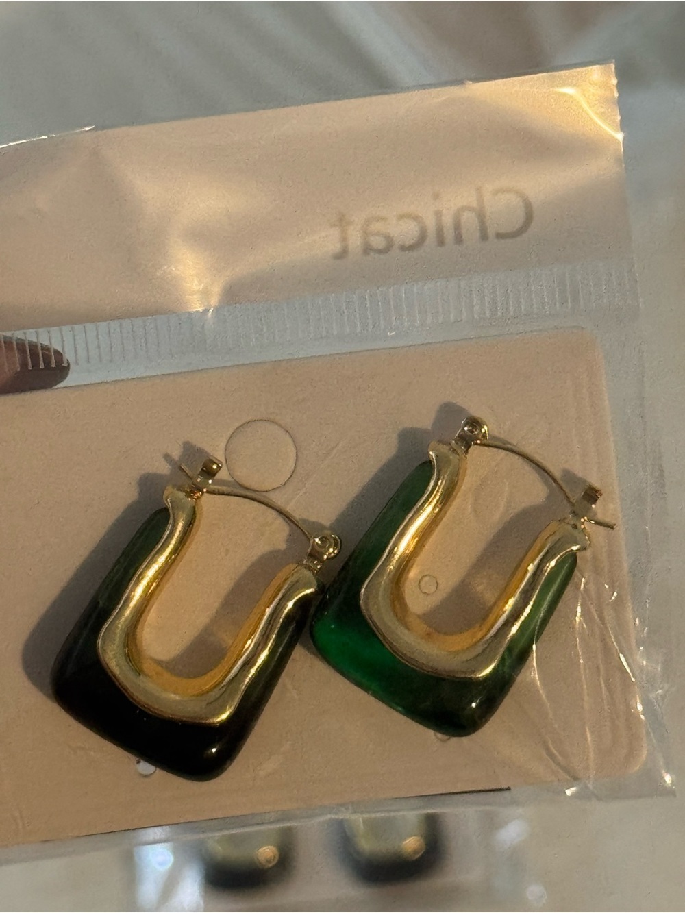 14K Gold Plated Emerald Green Resin Hoop Earrings | NWT - Picture 3 of 9